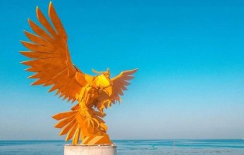 مجسم "الصقر الذهبي" يستقطب مرتادي سباق الفورمولا1