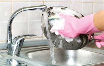 لـ «ربات البيوت».. تعرفي علي درجة حرارة الماء المناسبة لتنظيف الآواني