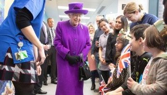 أسرار ملكية.. لغز حقيبة وقفازات الملكة اليزابيث