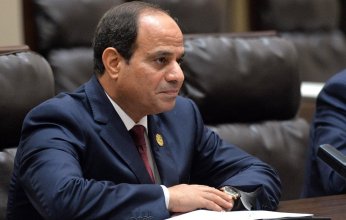 السيسي ممزاحًا وزير النقل المصري.. «المليارات زي الكوتشينة»