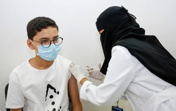 «غياب جماعي للابتدائي».. لماذا يخشى السعوديون على أطفالهم من لقاح كورونا؟
