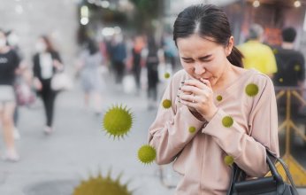 عالم روسي يحذر من خطورة «أوميكرون».. عطسة واحدة تنشر الفيروس
