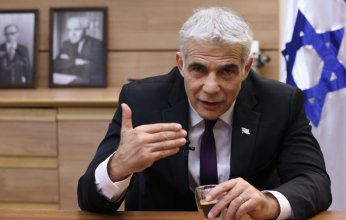 يائير لابيد: سنحمي أنفسنا ضد التهديد النووي الإيراني