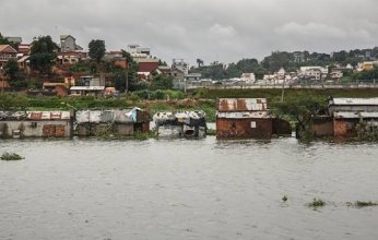 الفيضانات تزيد أوجاع إفريقيا بموجة فيضانات كبرى وتجبر 100 الف على الفرار