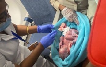 واقعة غريبة.. امرأة تلد طفلا وتتركه في سلة المهملات بحمام إحدى الطائرات