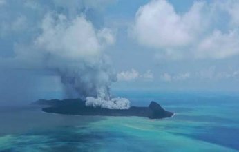 فيديو.. بركان ضخم وموجات تسونامي في تونغا تهدد الالاف