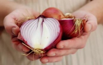 بعد تناول الثوم والبصل.. هكذا تتخلص من روائح الفم الكريهة!