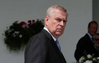 الامير اندرو يستعرض سيارته الجديدة متجاهلا معركته القانونية