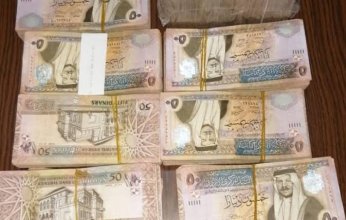 بائع متجول يعثر على 17 ألف دينار ويسلمها لصاحبها.. .وهنا كانت المفاجأة