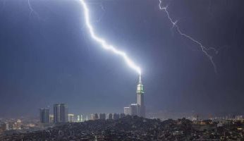البرد يضرب الخليج وتحذيرات من الرياح والامطار في السعودية
