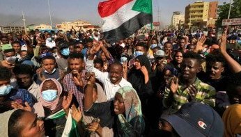 واشنطن بوست: الانقلابات تهدد العالم في 2022 وتمتد من غرب إفريقيا لشرق آسيا