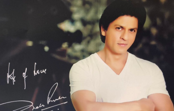 النجم العالمي «شاروخان» يكافأ أحد معجبيه في مصر.. لماذا؟