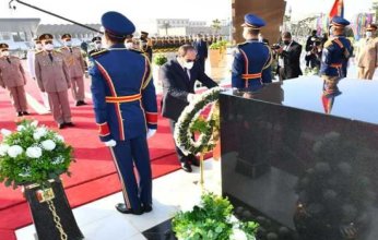 الرئيس المصري يضع إكليلًا من الزهور على النصب التذكاري بأكاديمية الشرطة