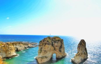 شعلة نور وسط العتمة.. مبادرة فردية لتنظيف "الروشة" في لبنان