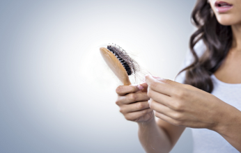 لمنع شعرك من التساقط.. تجنبي هذه العادة خلال الاستحمام!