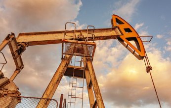 سر مكاسب سوق النفط رغم تضخم الانتاج والخوف من سلالة اوميكرون