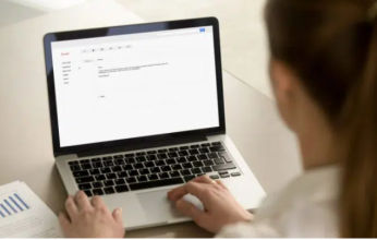 امرأة تبحث عن رسالة عبر البريد الإلكتروني.. وهنا كانت المفاجأة