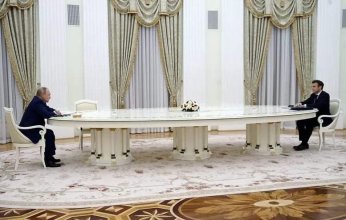 استقبال بوتين لـ«ماكرون» يثير جدلاً.. خرقاً للبروتكول أم إهانة متعمدة؟ (بالفيديو)