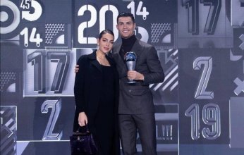 سيارة كاديلاك وكعكة الفراولة.. هدية ساحرة أسبانيا إلى صديقها كريستيانو