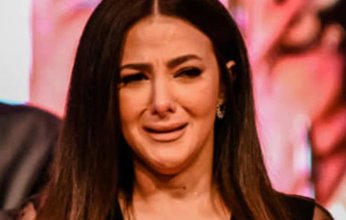 دنيا سمير غانم ترتدي سلسلة باسم والديها وتعلق"جوة قلبي"