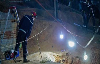 ملوحاً بعلامة النصر.. أحد أعضاء فرق الإنقاذ يخرج من بئر ريان