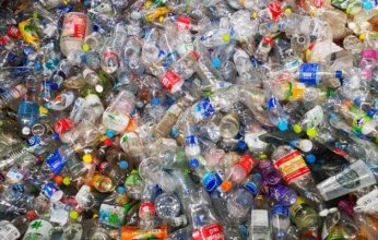 فنانة فلسطنية تحول النفايات إلى تركيب فني لزيادة الوعي