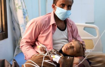 إصابة ٣ أطفال وامرأة في قصف حوثي لمخيم غرب تعز