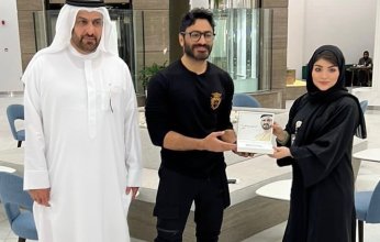 تامر حسني يشكر حاكم دبي بعد حصوله على بطاقة السعادة