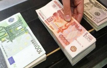 تراجع الروبل الروسي أمام الدولار الأمريكي في تعاملات اليوم