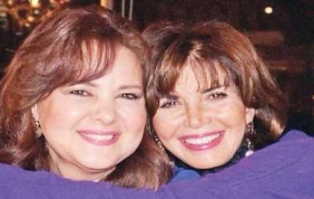 شاهد.. ميرفت أمين تحتفل بعيد الحب بسلسلة عليها صورة دلال عبد العزيز