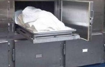 بالفيديو. رجل يقطع رأس زوجته ويتجول به في الشارع