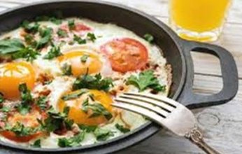 تعرف على طريقة بيض عيون بالطماطم