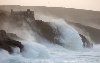 يونيس تجتاح أوروبا وتقتل 8 على الأقل