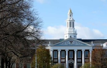 «هارفارد العريقة» كيف باتت ساحة للتحرش والابتزاز الجنسي للباحثات؟