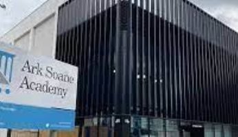 أزمة بإحدى المدارس البريطانية بسبب الصلاة