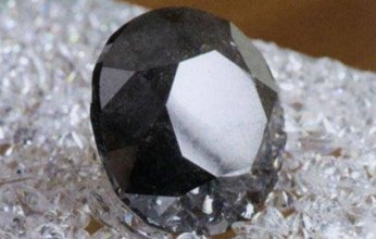 سر الماسة السوداء.. عمرها مليار عام وقيمتها 6 مليون دولار