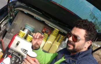 " لتحسين موارده المالية".. فنان مصري يحول سيارته محلا لبيع المشروبات