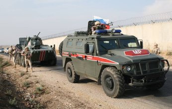 بالقرب من كييف.. الدفاع الأوكرانية تستهدف ناقلة جنود روسية