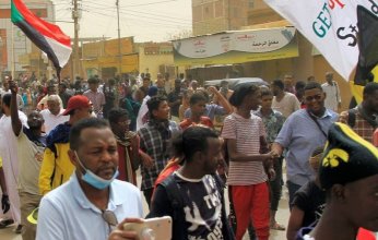 الأمن يستخدم الغاز المسيل للدموع لتفريق المتظاهرين بالسودان