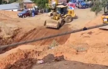 «ريان حي».. فريق الإنقاذ يطمأن عليه بأجهزة لاسلكية ويؤكد «الطفل في حالة صدمة»