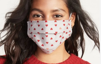 كمامات عيد الحب 2022.. تعرف على أشكالها