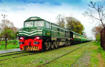 لتناول وجبته الخفيفة المفضلة.. .. سائق يوقف القطار في منتصف الطريق