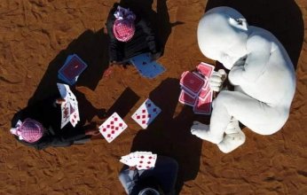 صحراء الامارات تبهر فنان إيطالي وتشهر أحد أغرب أعماله