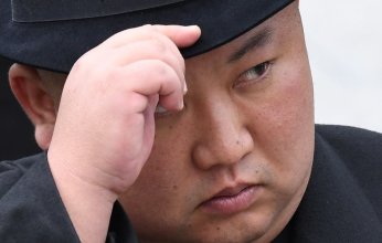 بينما يستخدم مدافئ سرية.. الرئيس الكوري يجبر شعبه على الوقوف في البرد القارس