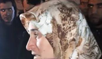 لحظة انهيار والدة الطفل ريان: أتمنى من الله أن يكون ابنى «حي»