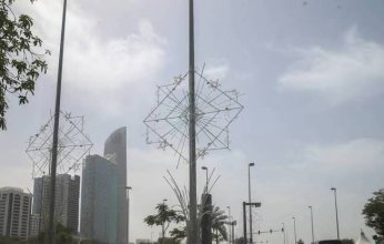أبوظبي تبدأ بالتزيين لاستقبال رمضان بالإنارة والتشكيلات الضوئية