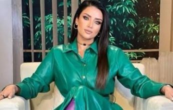 شاهد.. رضوى الشربيني تقلد إطلالة ويجز بموسم الرياض: معلش هو مش أحسن مني