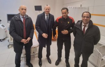 السفير المصري في وارسو يستقبل مواطنه المصاب بأوكرانيا بعد إجلاءه لبولندا