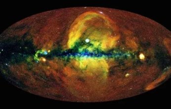 انفجار فضائي هائل يمثل ساعة رملية في درب التبانة