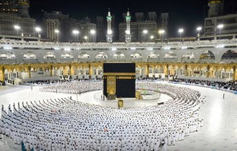 شاهد.. المسجد الحرام يمتلئ بالمصلين دون تباعد جسدي